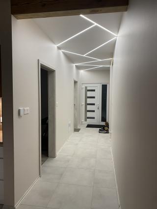 folyosó egyedi fénnyel